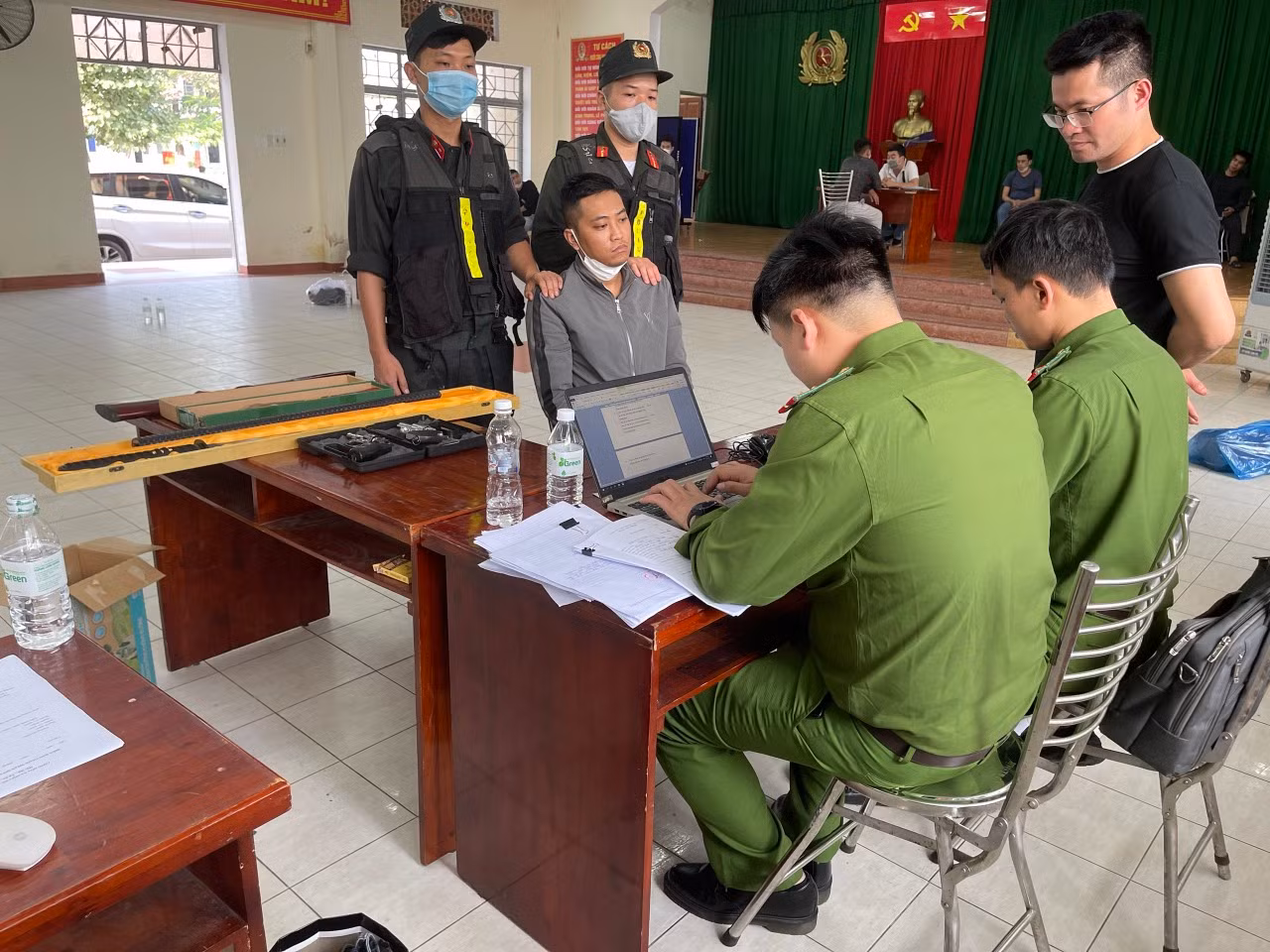 Triệt phá đường dây cá độ bóng đá, thu giữ 3 khẩu súng, 43 viên đạn -0