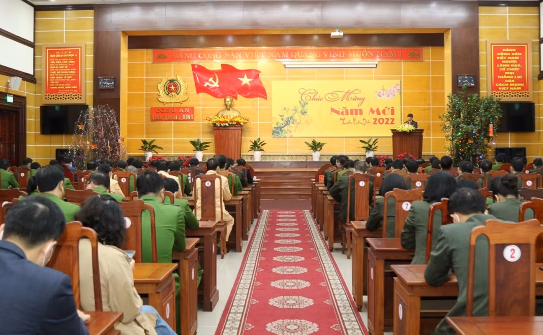 Đồng chí Trần Cẩm Tú, Ủy viên Bộ Chính trị, Bí thư Trung ương Đảng, Chủ nhiệm Ủy ban Kiểm tra Trung ương thăm, tặng quà tuyến đầu chống dịch tỉnh Quảng Bình -0