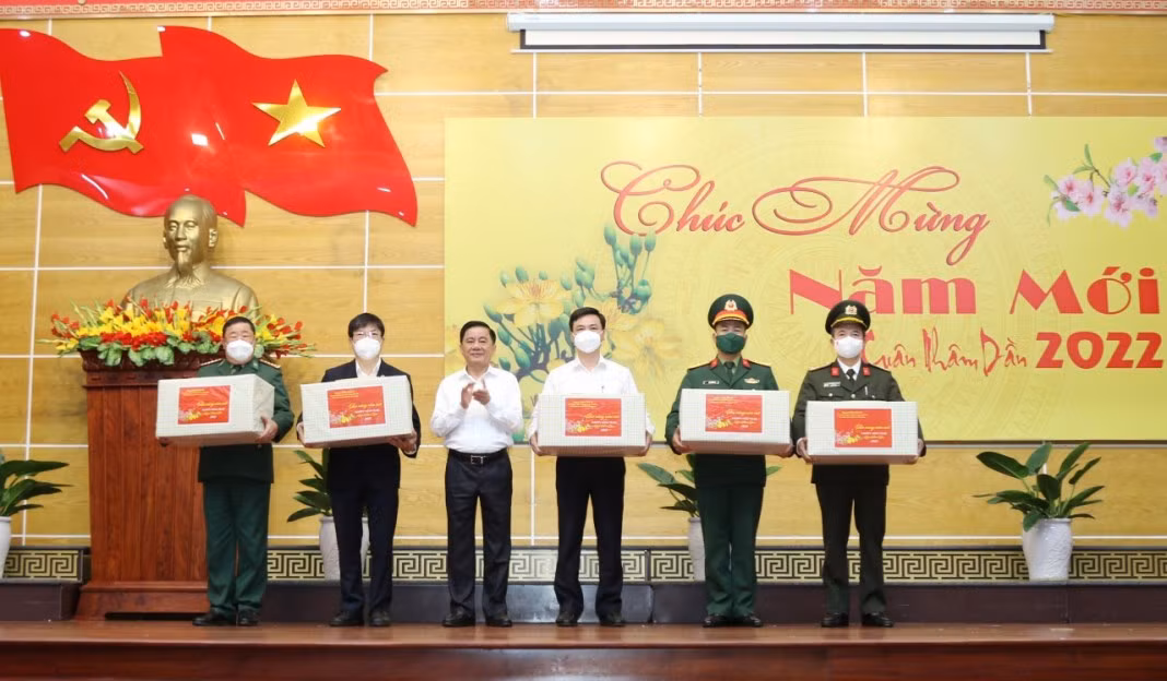 Đồng chí Trần Cẩm Tú, Ủy viên Bộ Chính trị, Bí thư Trung ương Đảng, Chủ nhiệm Ủy ban Kiểm tra Trung ương thăm, tặng quà tuyến đầu chống dịch tỉnh Quảng Bình -0