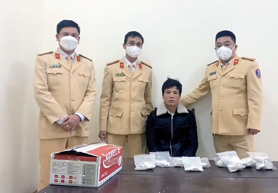 Người dân báo tin, CSGT bắt kẻ tàng trữ ma túy -0