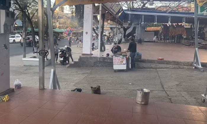 Đóng cửa nửa năm, tiểu thương khóc ròng vì hàng hóa hư hỏng -0