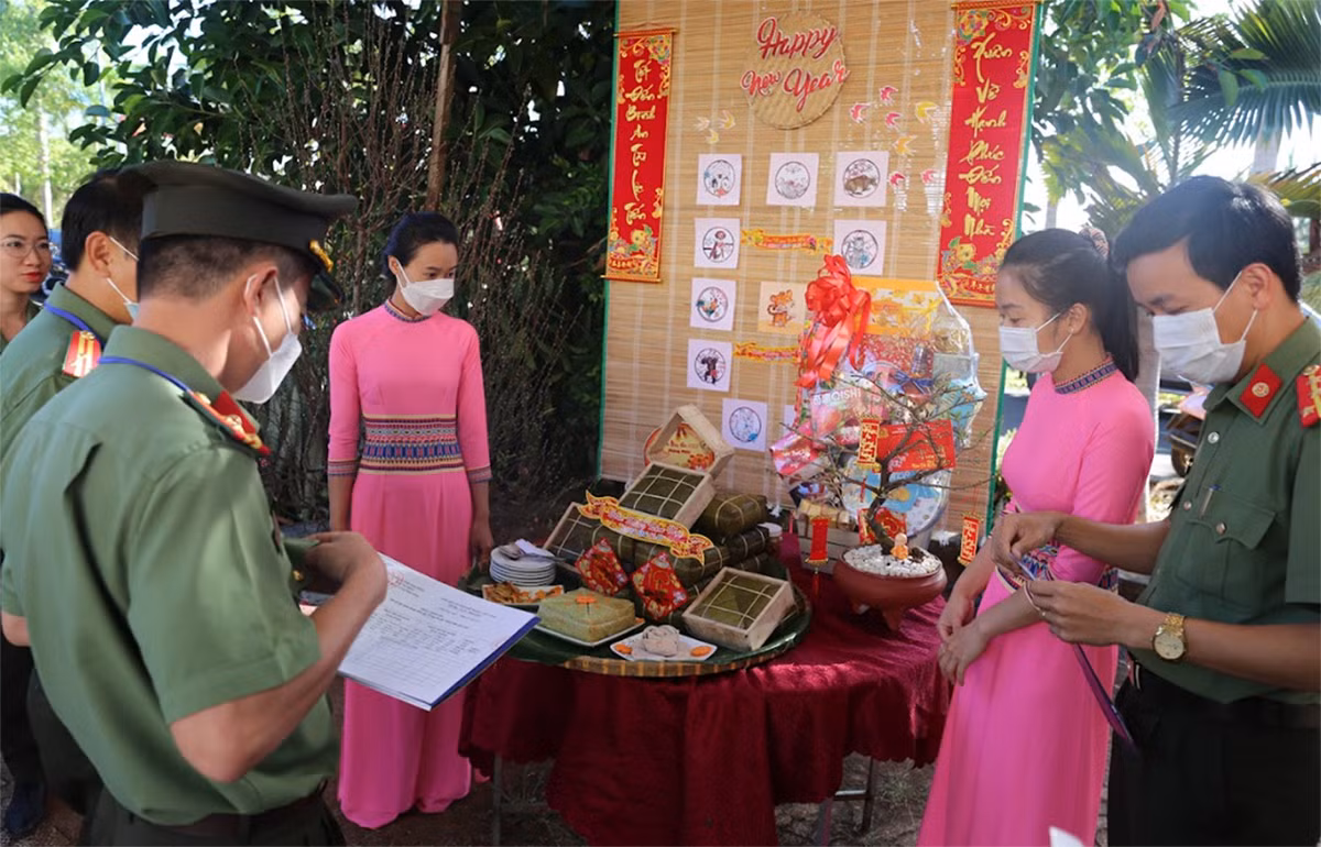 Sôi nổi Hội thi nấu bánh chưng, Xuân yêu thương- Xuân Nhâm Dần 2022 của Công an Đắk Nông -3