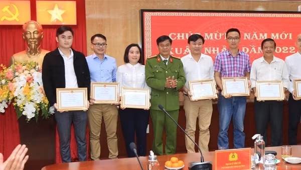 Tặng giấy khen cho nhiều tập thể, phóng viên có thành tích trong công tác tuyên truyền