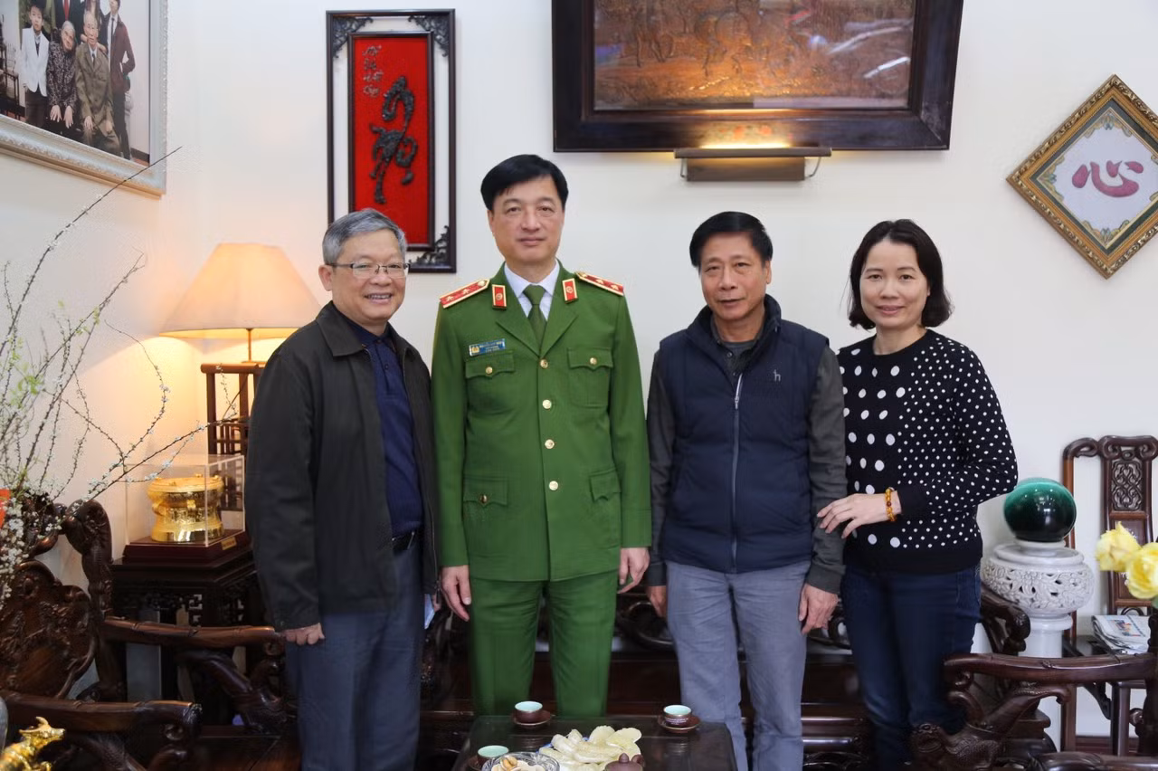 Thứ trưởng Nguyễn Duy Ngọc thắp hương các đồng chí cố lãnh đạo Bộ Công an -0