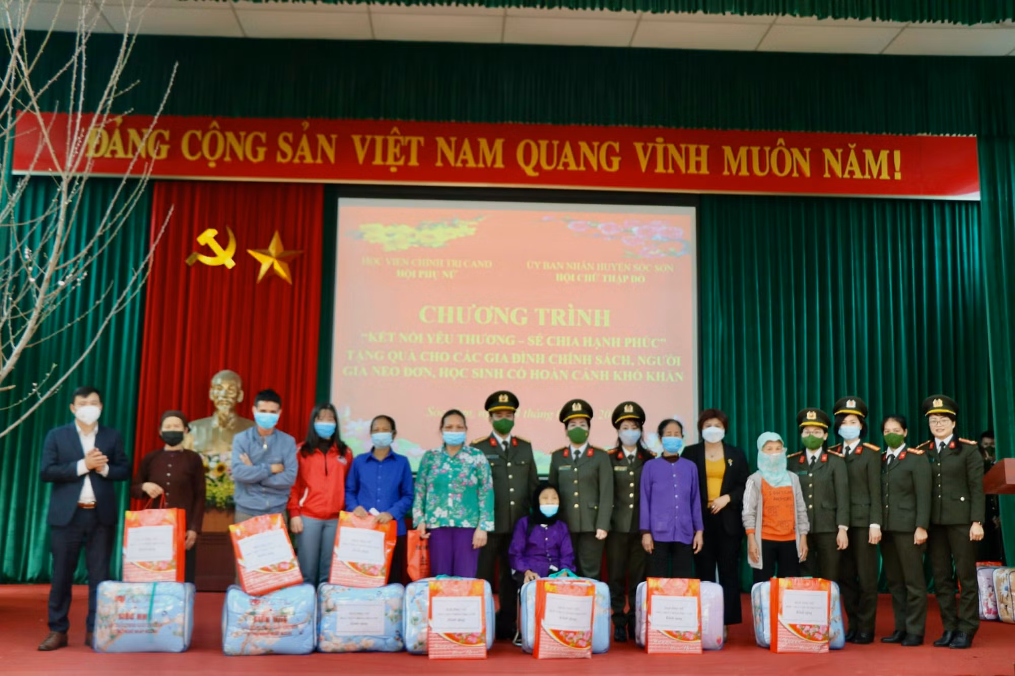 Hội phụ nữ Học viện Chính trj CAND tặng quà cho người già neo đơn, trẻ em có hoàn cảnh khó khăn -0