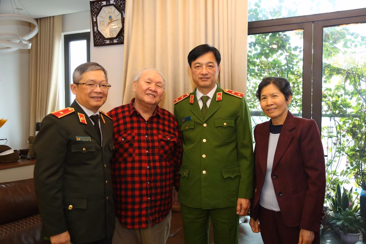 Thứ trưởng Nguyễn Duy Ngọc thắp hương các đồng chí cố lãnh đạo Bộ Công an -0