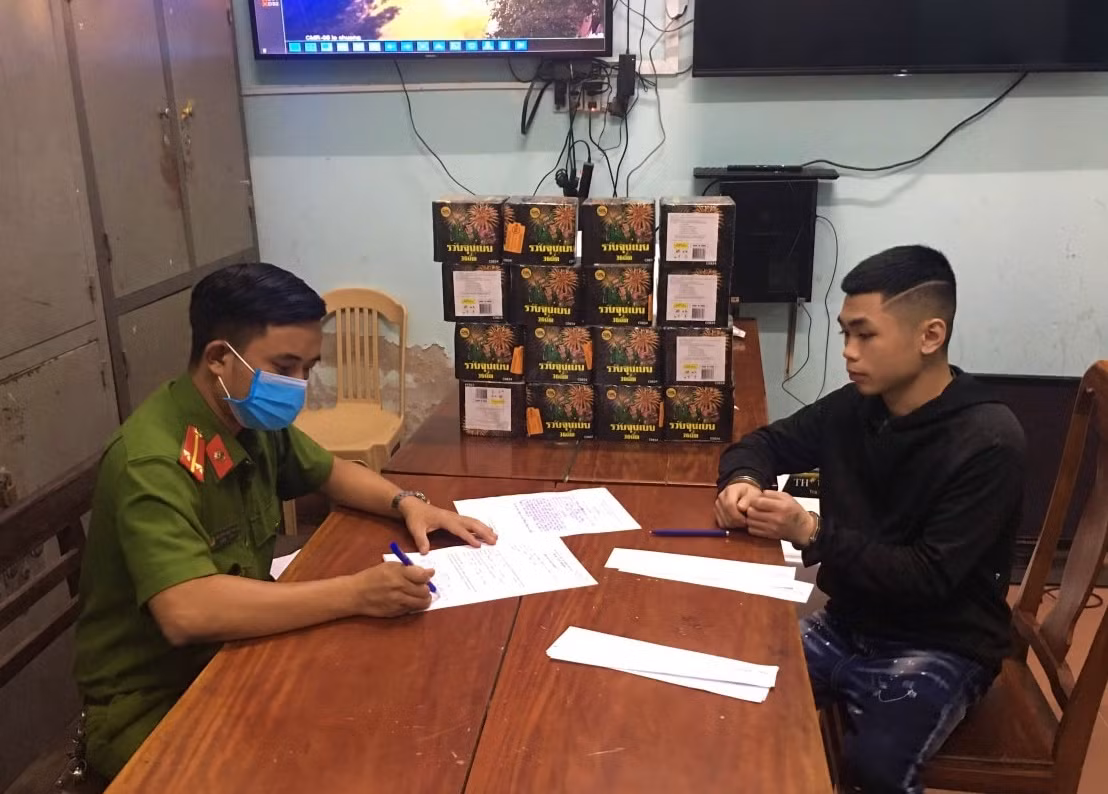Đang bán dạo pháo lậu thì gặp Công an -0