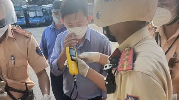 TP Hồ Chí Minh đồng loạt kiểm tra nồng độ cồn và chất ma túy