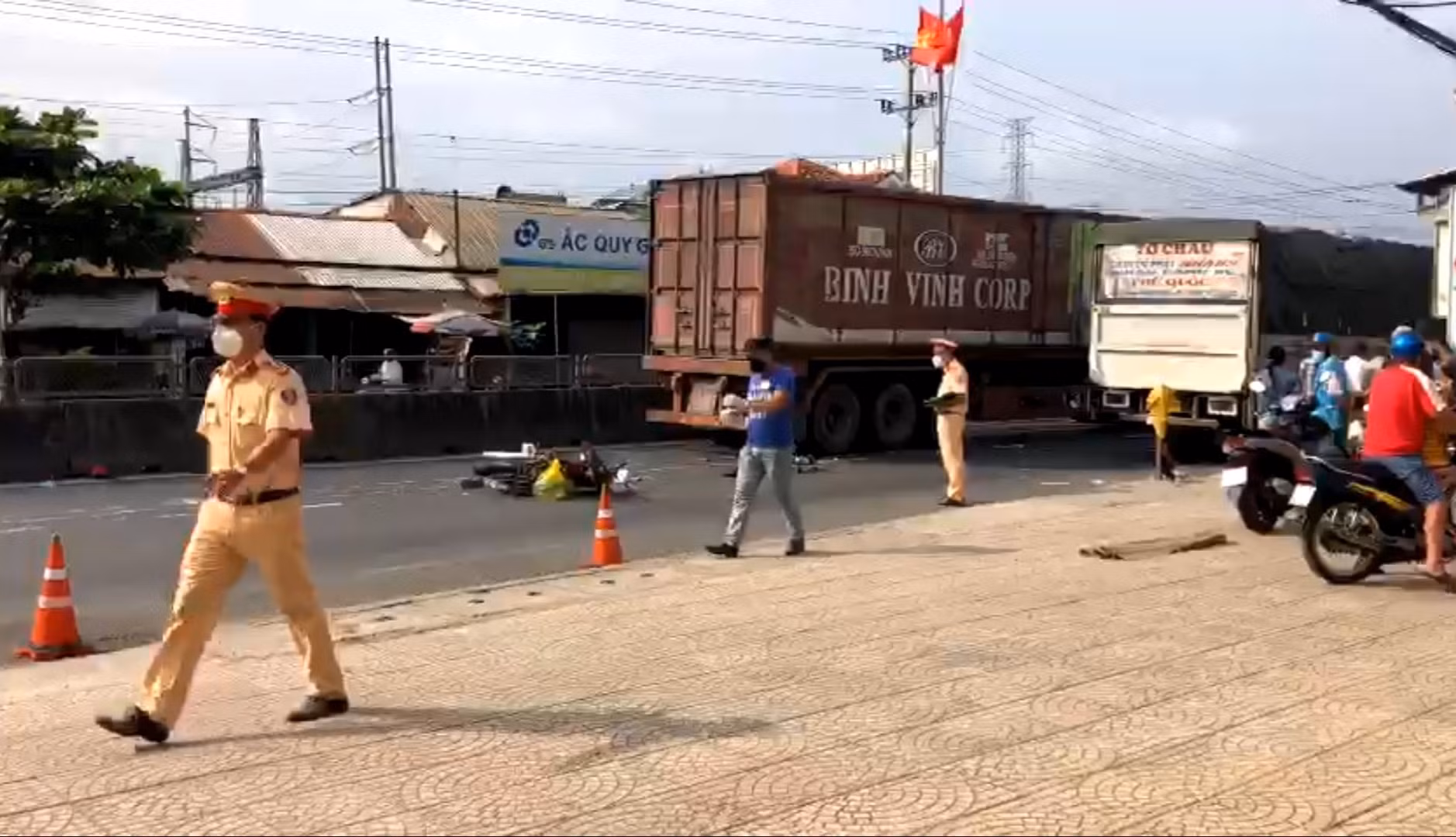 Điều tra vụ TNGT liên hoàn trên QL1A làm 3 người thương vong -1