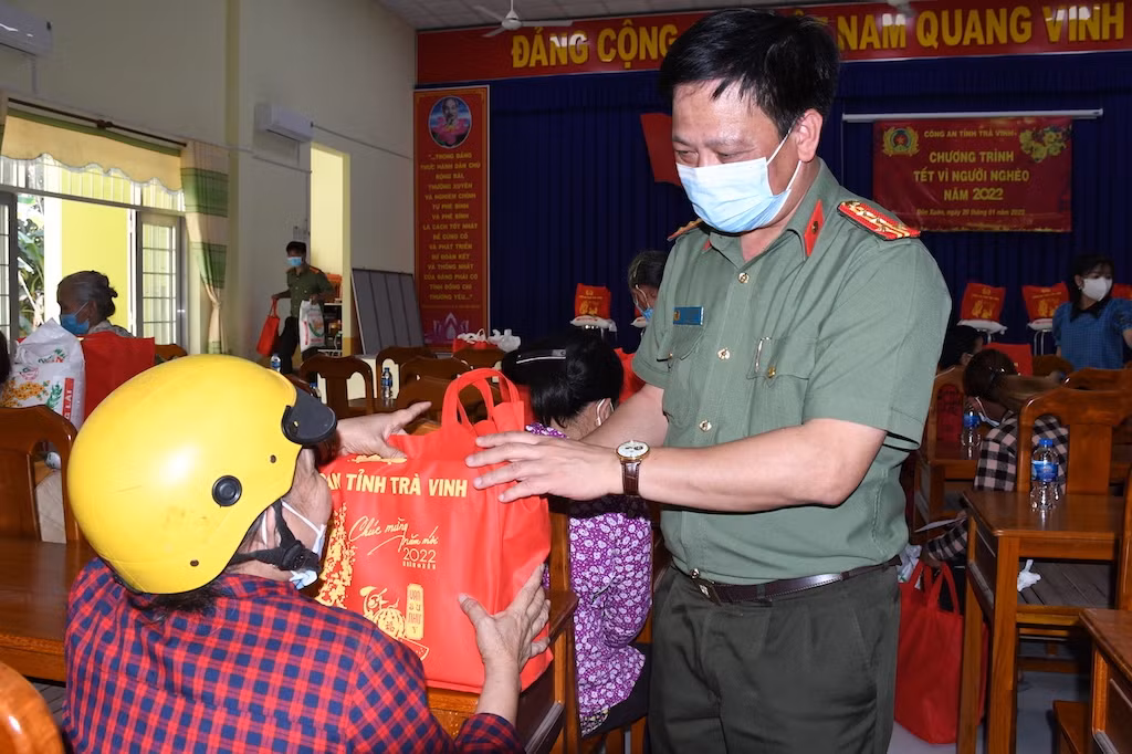 Thăm, tặng quà cơ sở tôn giáo trước thềm Tết Nguyên đán -0