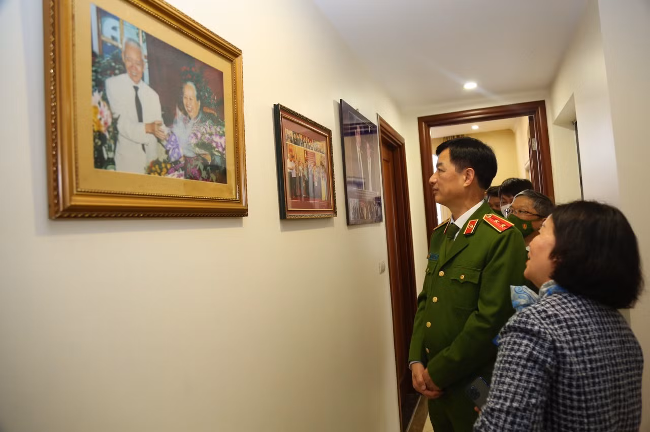 Thứ trưởng Nguyễn Duy Ngọc thắp hương các đồng chí cố lãnh đạo Bộ Công an -0
