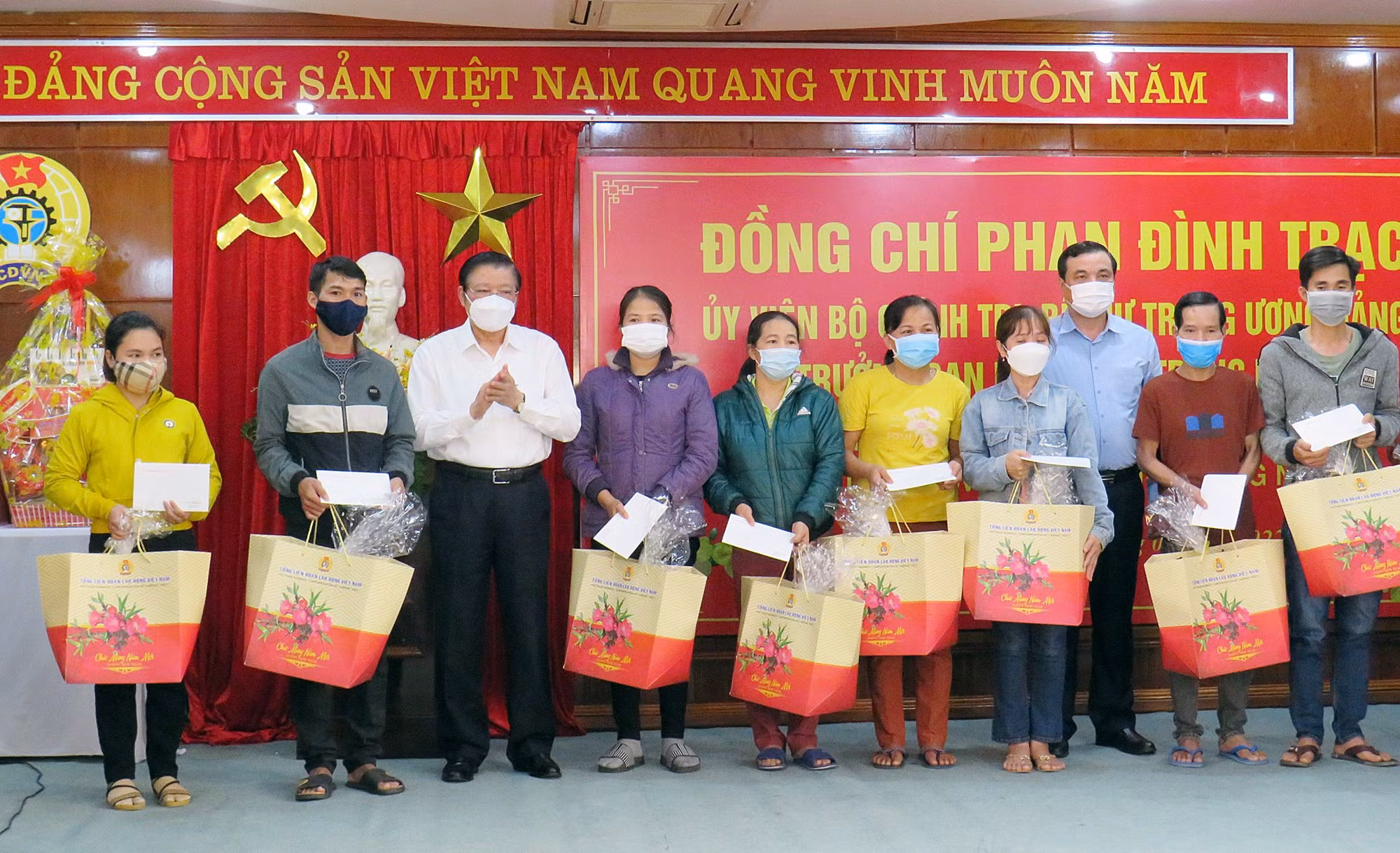 Tặng quà Tết cho lực lượng tuyến đầu và người lao động gặp khó khăn do đại dịch COVID-19 -0