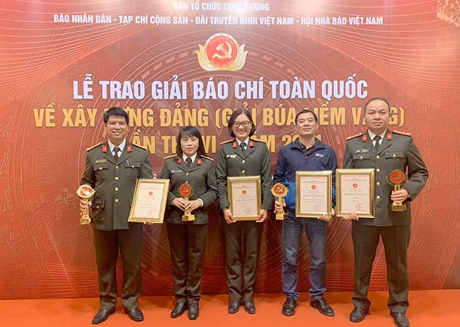Vinh danh các tác giả, tác phẩm đoạt giải Búa liềm vàng lần thứ VI -0