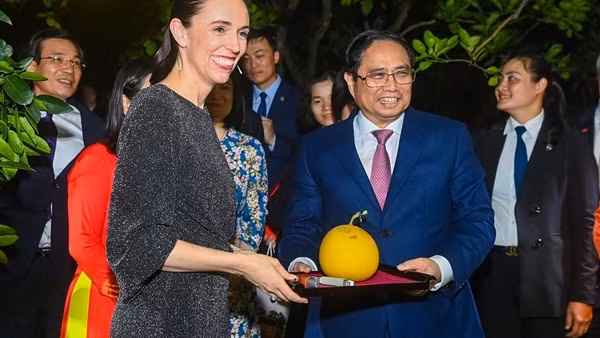 Thủ tướng Jacinda Ardern thưởng thức bưởi Diễn, thăm Nhà sàn Bác Hồ cùng Thủ tướng Phạm Minh Chính