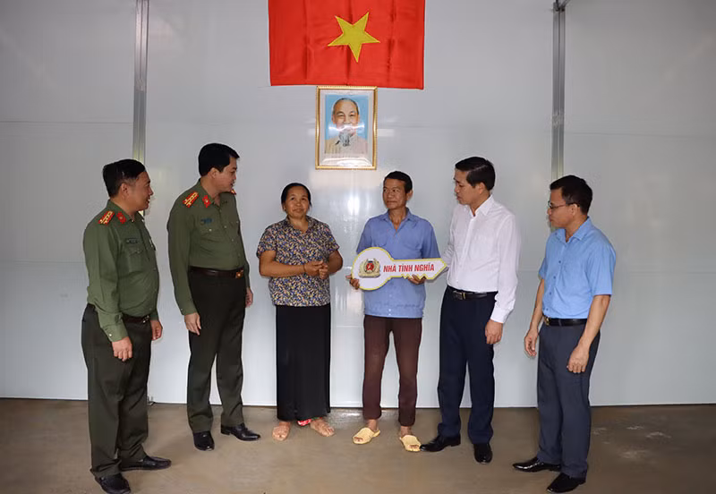 Khởi công và bàn giao nhà mẫu cho 2 hộ nghèo tại huyện Phong Thổ, Lai Châu -0