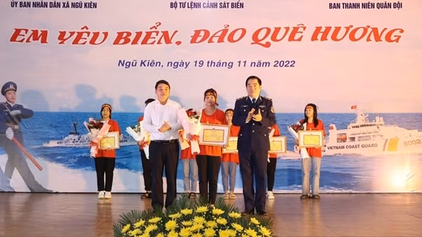 Khơi dậy tình yêu biển đảo cho thế hệ trẻ