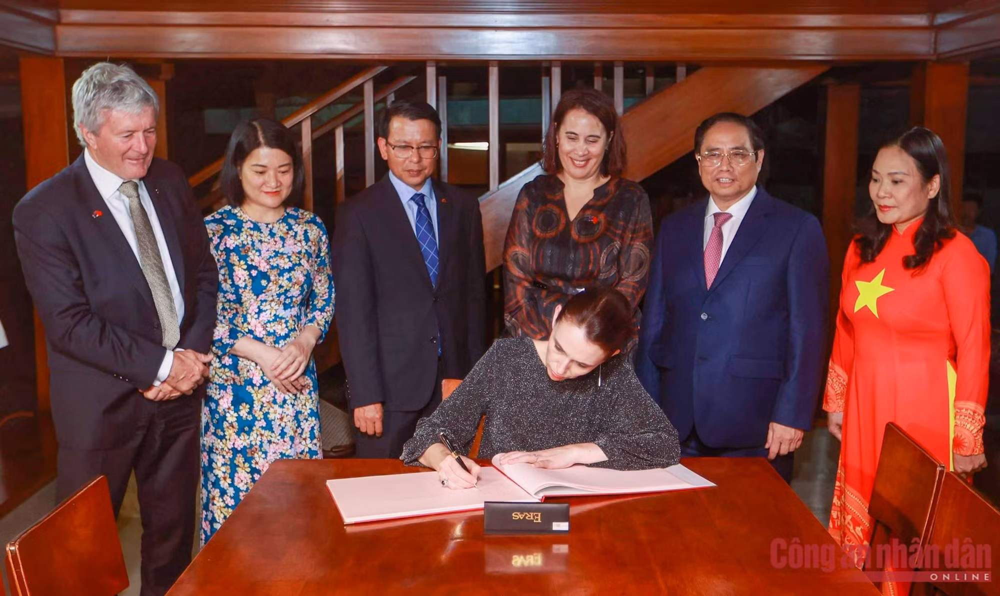 Thủ tướng Jacinda Ardern thưởng thức bưởi Diễn, thăm Nhà sàn Bác Hồ cùng Thủ tướng Phạm Minh Chính -0