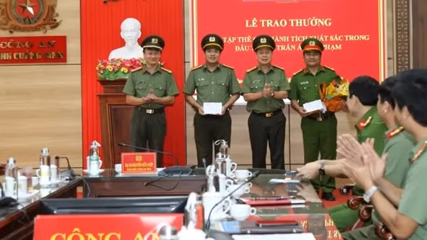 Khen thưởng đột xuất nhiều đơn vị Công an có thành tích xuất sắc
