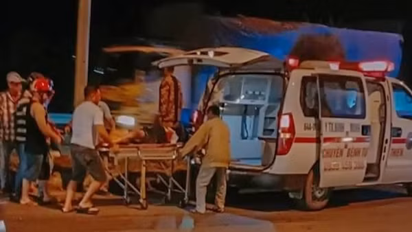 Thiếu nữ tử vong do xe máy va vào dải phân cách