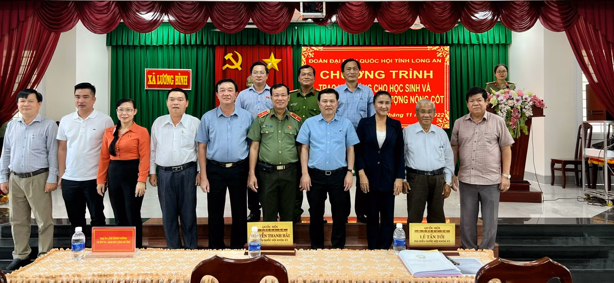 Đoàn đại biểu Quốc hội tỉnh Long An trao học bổng cho học sinh ở Bến Lức, Long An -1