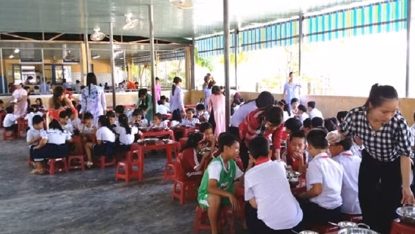 Phát hiện 2 cơ sở vi phạm quy định về an toàn thực phẩm trong trường học