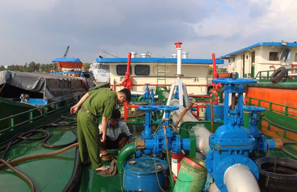 Bắt 6 người hút trộm xăng trên tàu trong lúc vận chuyển -0