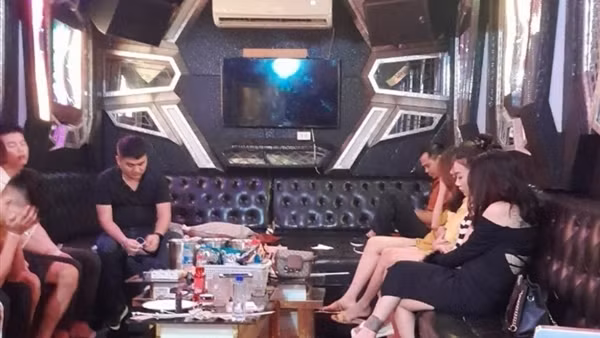 9 đối tượng dương tính với ma túy trong quán karaoke