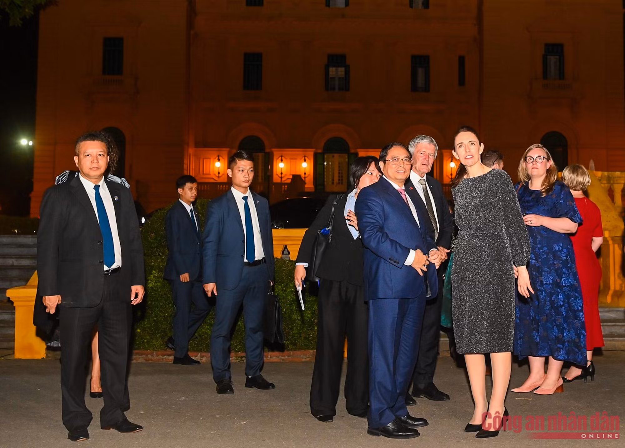 Thủ tướng Jacinda Ardern thưởng thức bưởi Diễn, thăm Nhà sàn Bác Hồ cùng Thủ tướng Phạm Minh Chính -0