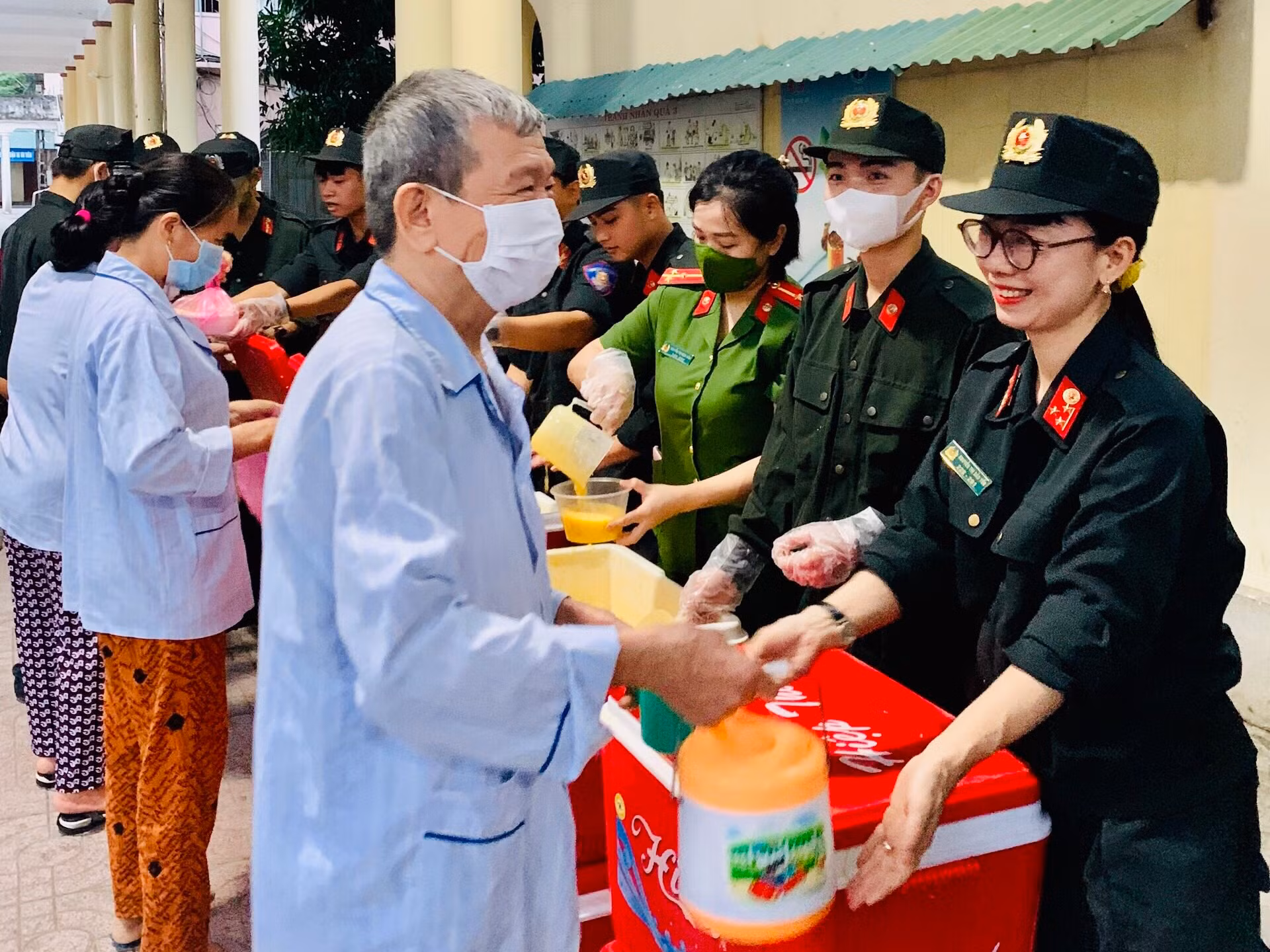 Hơn 600 suất cháo yêu thương được trao cho các bệnh nhân -0