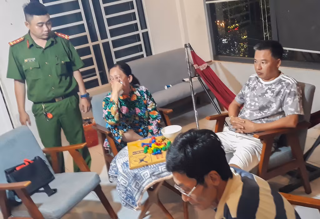 Triệt xóa sới bạc bên trong quán cà phê -0