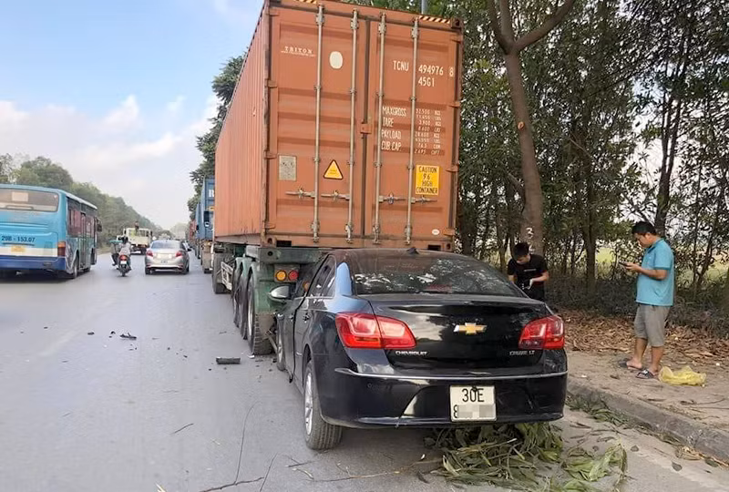 Ngủ gật, tài xế điều khiển xe con tông vào đuôi container -0