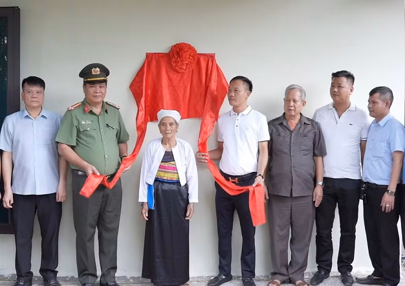 Công an tỉnh Hòa Bình khởi công và khánh thành bàn giao nhà tình nghĩa -0