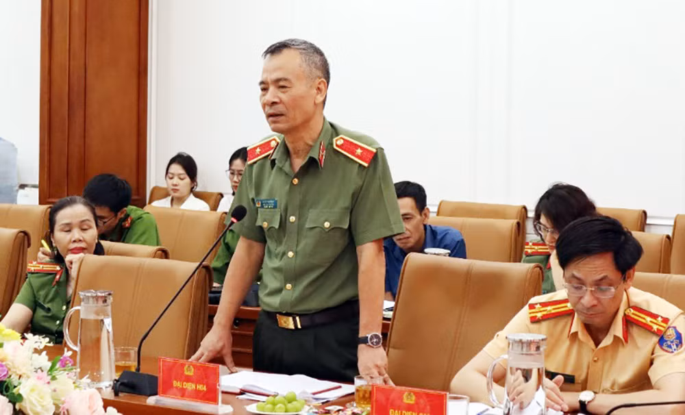 Triển khai trang bị kênh thông tin liên lạc giữa lực lượng tham gia bảo vệ ANTT ở cơ sở với lực lượng Công an chính quy -0