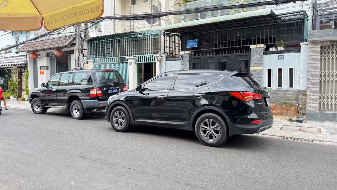 Xe của Bộ Công an xuất hiện tại nhà một số cán bộ tỉnh Bình Thuận -0