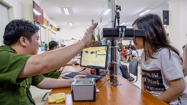 Công an Hà Nội làm căn cước cho trẻ nhỏ