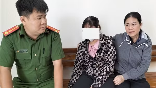 Cán bộ Công an phường cứu người phụ nữ định nhảy cầu tự tử