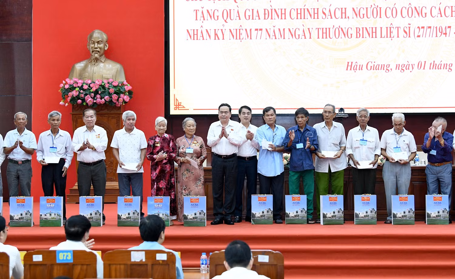 Chủ tịch Quốc hội Trần Thanh Mẫn trao quà tặng người có công với cách mạng tỉnh Hậu Giang -0