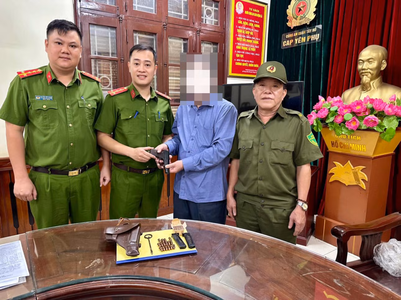 Người đàn ông ở Hà Nội giao nộp khẩu súng K59, 2 hộp tiếp đạn -0