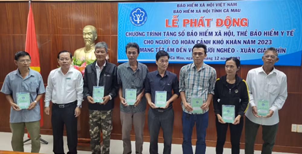  Trao tặng hơn 4.000 sổ BHXH, thẻ BHYT cho người có hoàn cảnh khó khăn ở Cà Mau -0