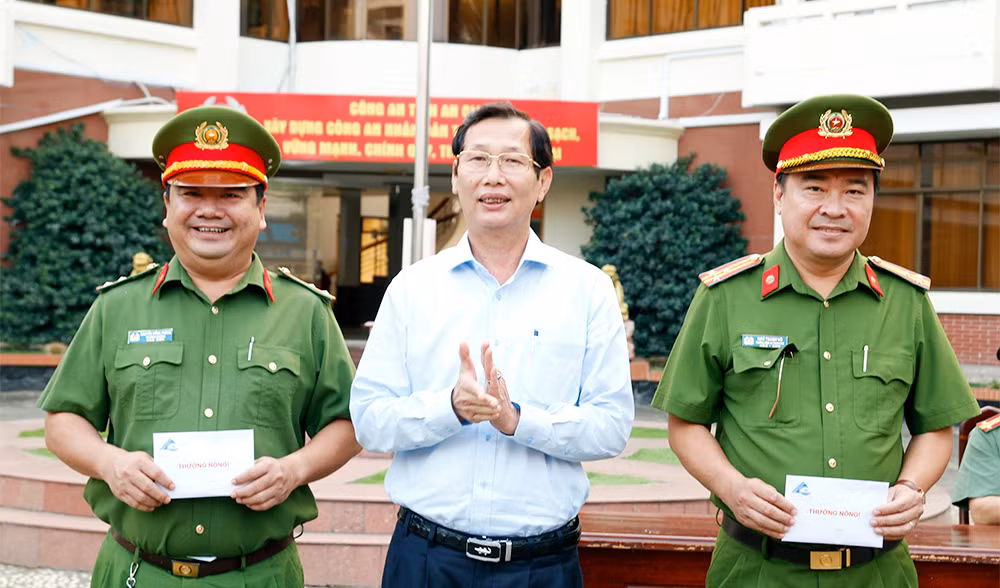 Trao thưởng đột xuất 2 đơn vị khám phá nhanh vụ án giết người -0