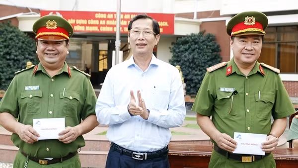 Trao thưởng đột xuất 2 đơn vị khám phá nhanh vụ án giết người