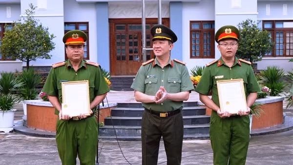 Thưởng nóng cho 2 tập thể khám phá nhanh vụ trộm gần 2 tỷ