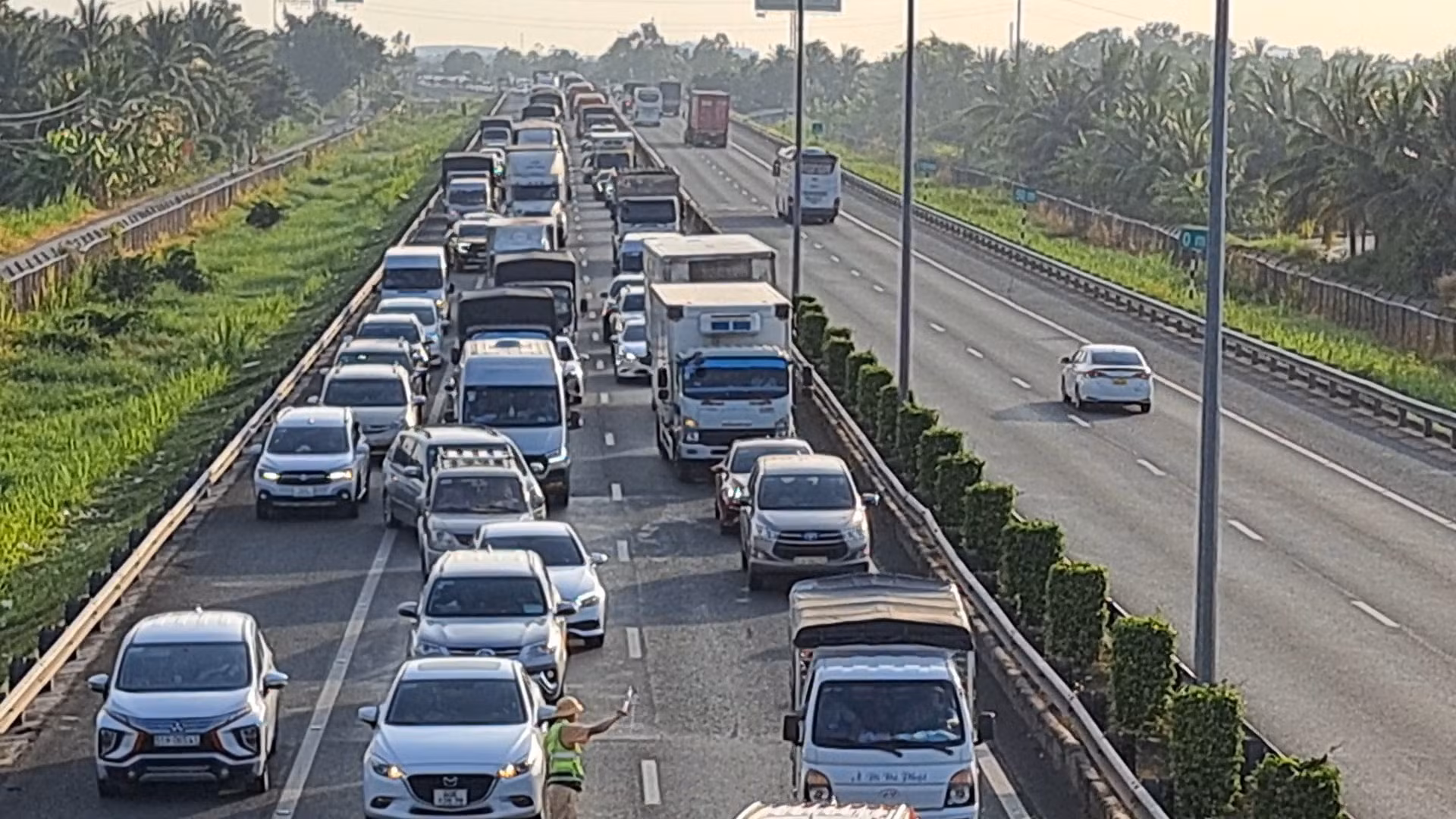 Tai nạn niên hoàn trên cao tốc, ùn ứ kéo dài hàng cây số -1
