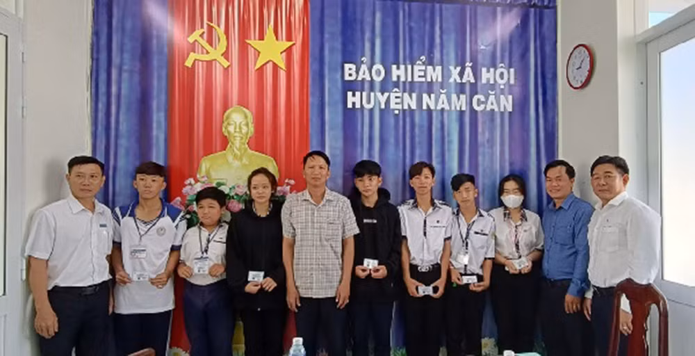  Trao tặng hơn 4.000 sổ BHXH, thẻ BHYT cho người có hoàn cảnh khó khăn ở Cà Mau -0
