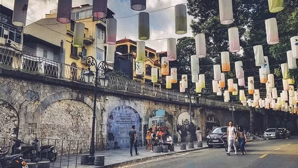 Còi tàu vang vọng phố khuya