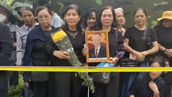 Hàng nghìn người dân đứng bên đường chờ đưa tang Tổng Bí thư Nguyễn Phú Trọng