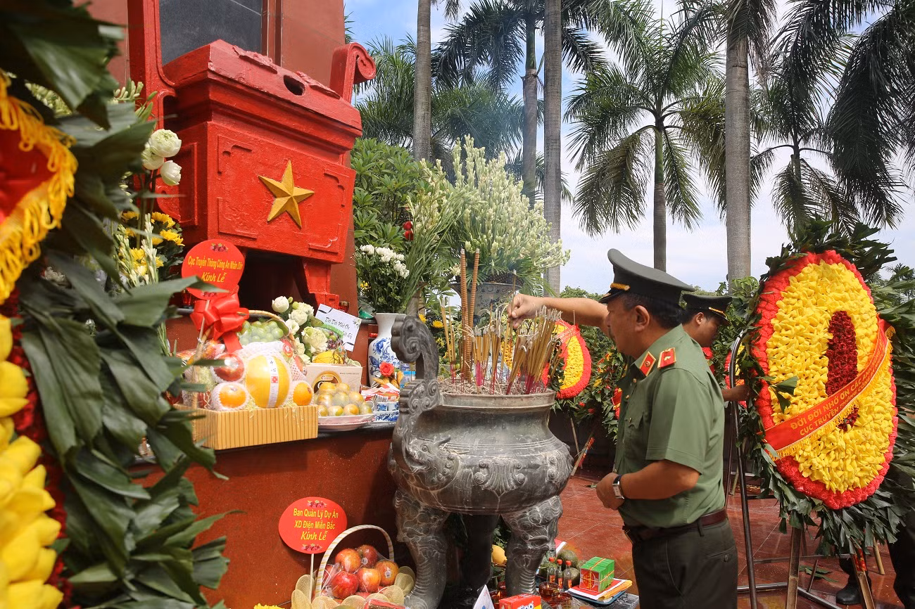 Cục Truyền thông CAND dâng hương, tưởng niệm các Anh hùng liệt sĩ -0