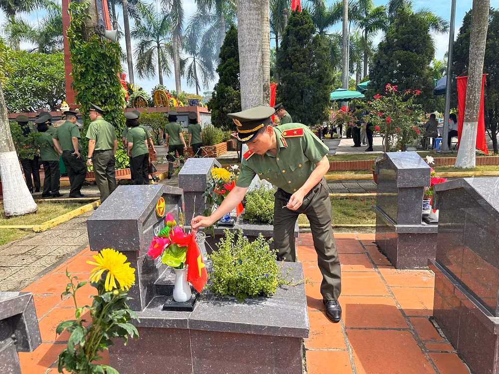 Cục Truyền thông CAND dâng hương, tưởng niệm các Anh hùng liệt sĩ -0