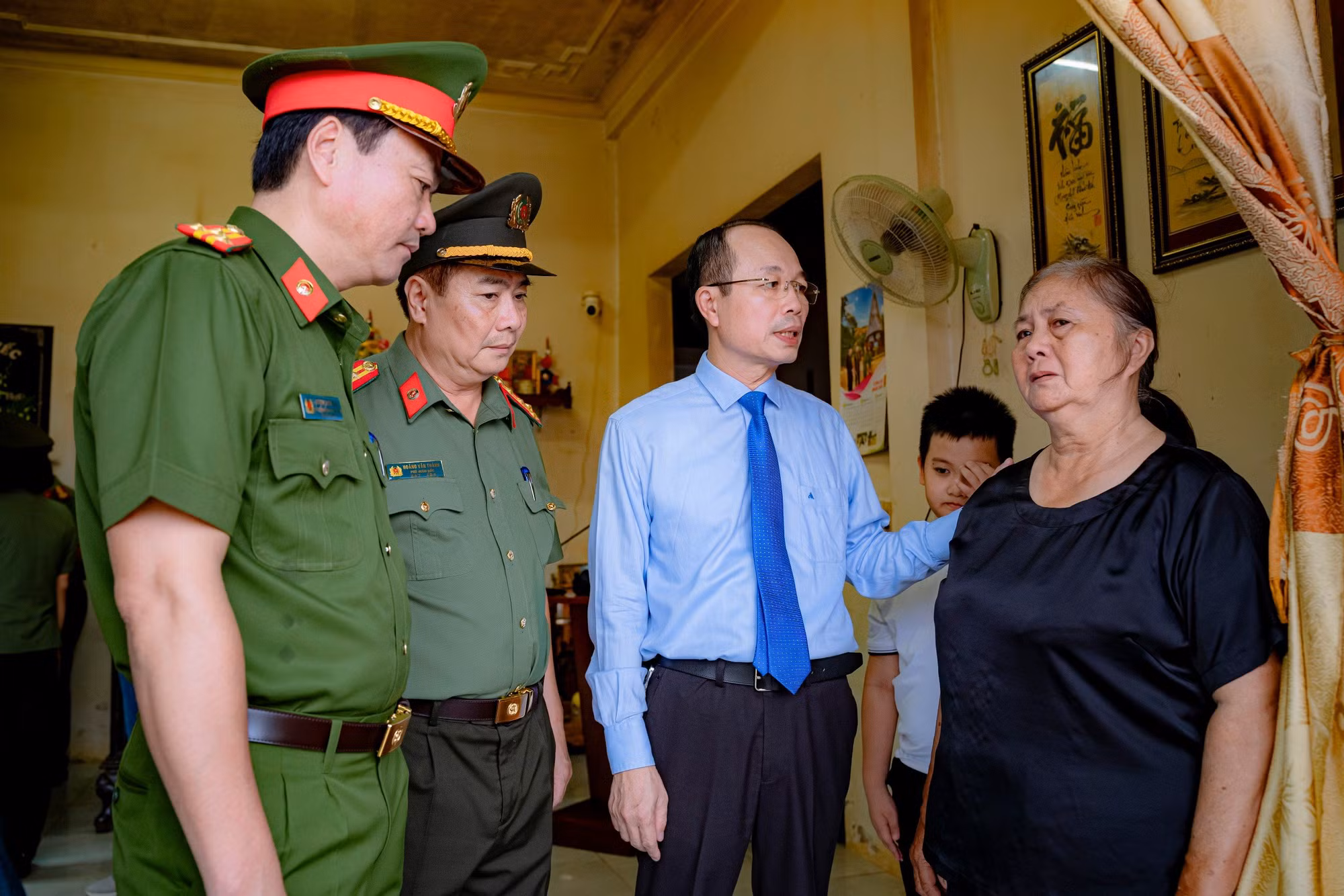 Trao Huân chương Bảo vệ Tổ quốc hạng Ba cho thân nhân Phó trưởng Công an phường hy sinh khi làm nhiệm vụ -0
