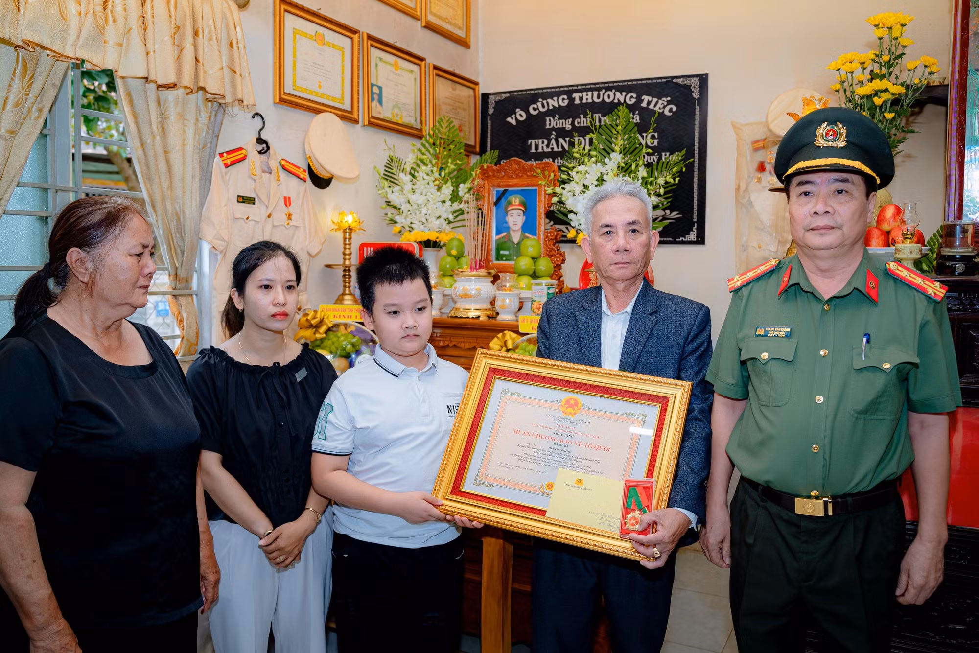 Trao Huân chương Bảo vệ Tổ quốc hạng Ba cho thân nhân Phó trưởng Công an phường hy sinh khi làm nhiệm vụ -0
